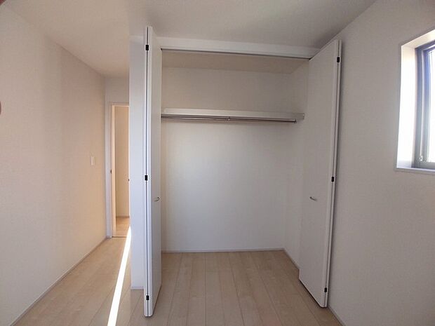たっぷりの収納スペースで快適に暮らせそう。