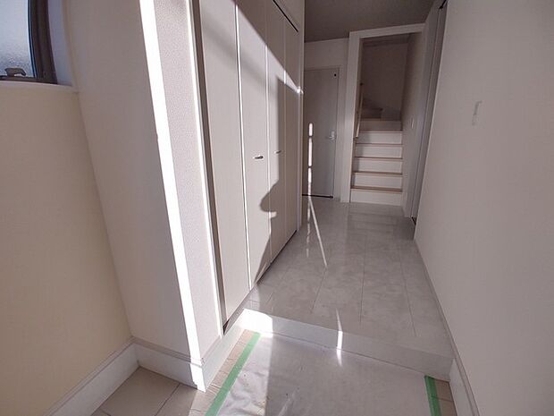 シンプルなデザインの玄関収納。 