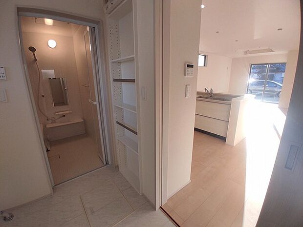 お風呂に入る前、心も体もふっと一息つける「静けさの入り口」。 