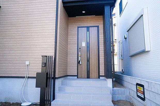 アプローチからの玄関がおしゃれな住宅。出発も帰宅も楽しみになるかも。 