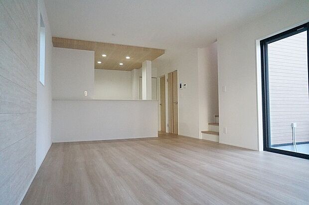 ご家族みんながゆったりくつろげる広々リビング。 