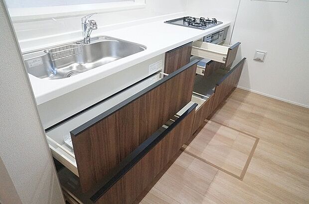 収納スライドをぐっと開けばお鍋や調味料をどんどんしまえる大収納。キッチンはいつもキレイ。 