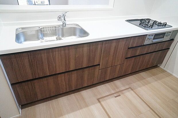 料理をしながらでも、ご家族との会話を楽しめる対面キッチン。 