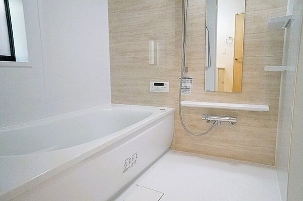 一日の疲れを癒す浴室は、広々1坪以上。 