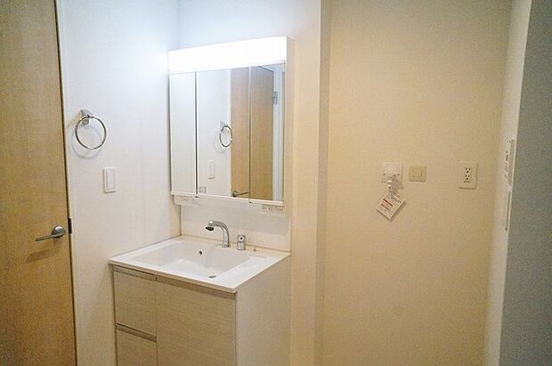 お出かけ前の身だしなみに一歩差がつく三面鏡。 