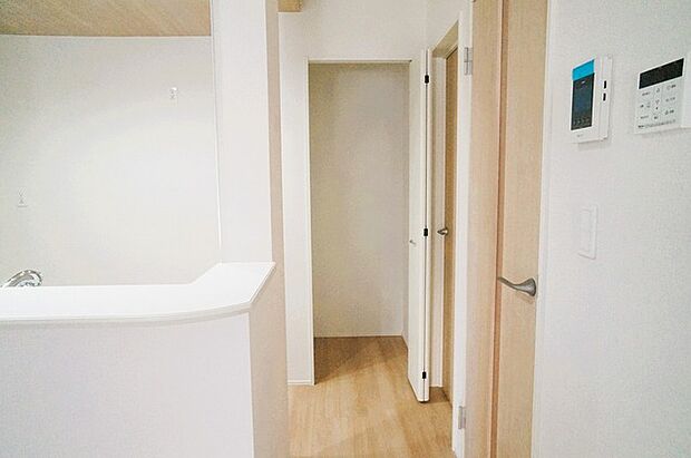 キッチンの脇に、この収納があるだけで、キッチン動線が変わりますね。 