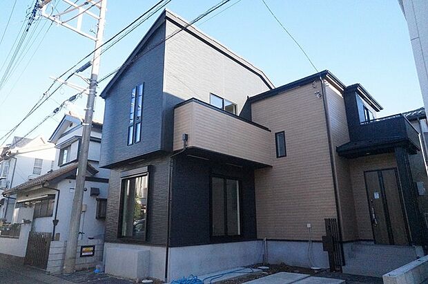 幅員の狭い道ですが、車通りの少ない住宅街に立地してます。 