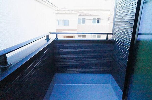 らくらくお洗濯を助ける広いバルコニー。 