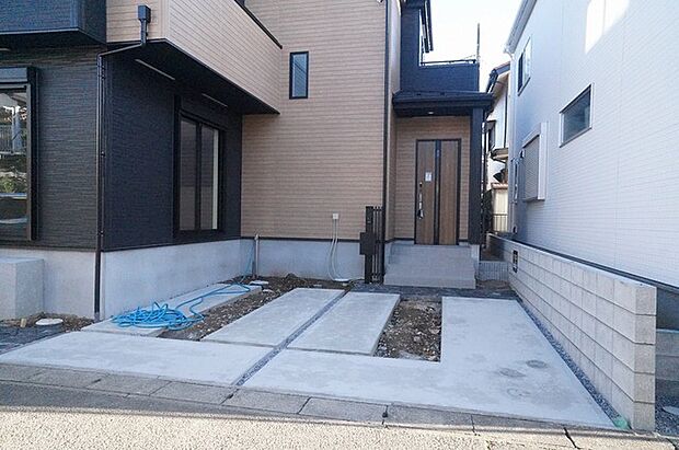 並列2台駐車可能な、ゆとりのカースペースがここに。 