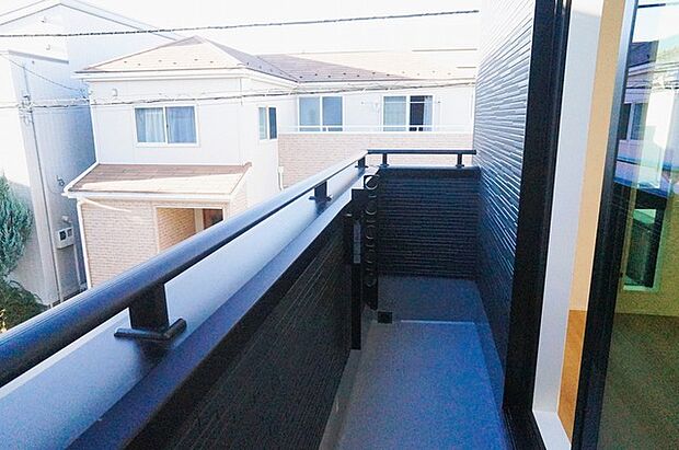 前面の住まいとの距離感があるから、圧迫感を感じません。 