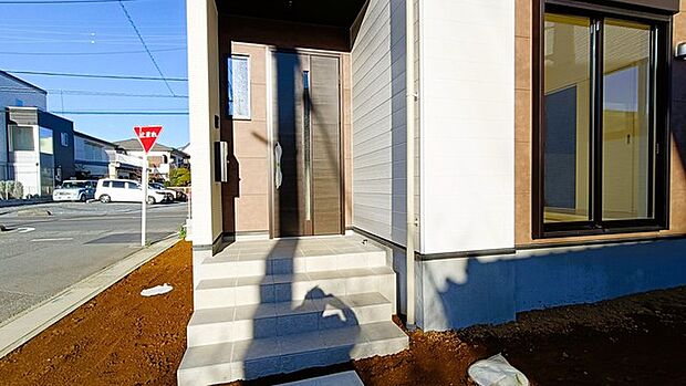 ポーチのついた新築分譲物件。玄関の印象はいかがでしょうか?入口からご覧ください。