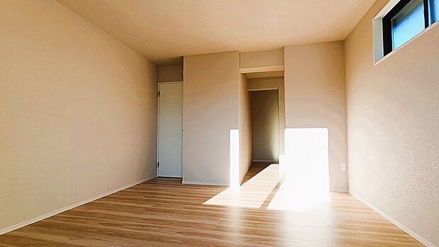 新築の木の匂いのする室内。写真では伝わらないので、ぜひ現地でお確かめください。 