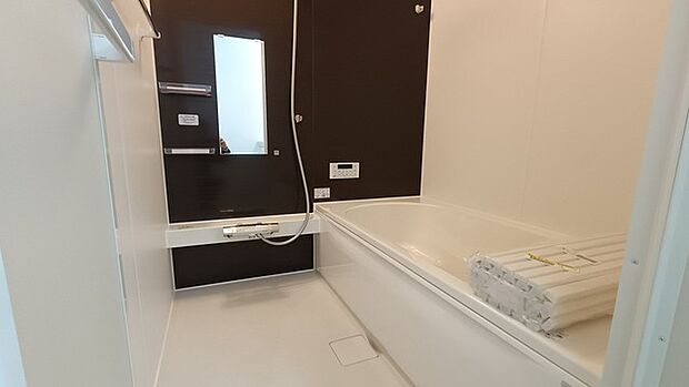 広々1坪タイプのゆったり浴室ユニット。防カビ・抗菌素材なのもうれしい。