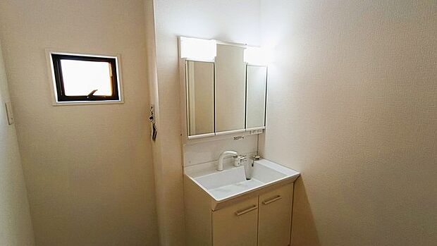 三面鏡を採用した洗面化粧台。鏡の裏にも収納スペースがあります。 