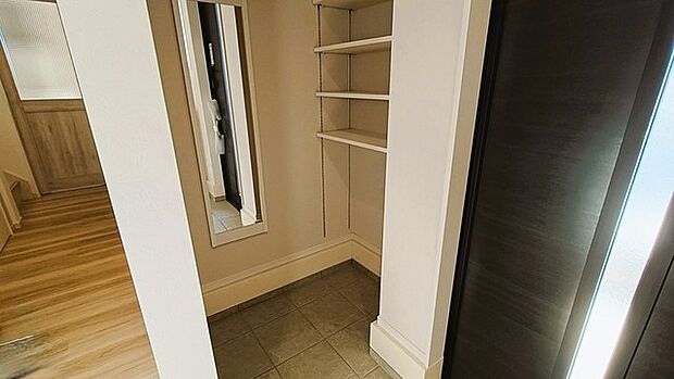 大容量のウォークインシューズクローゼットが嬉しい。