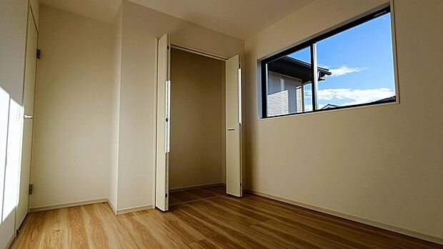 今からここを誰のお部屋にしようか、そんな洋室。 