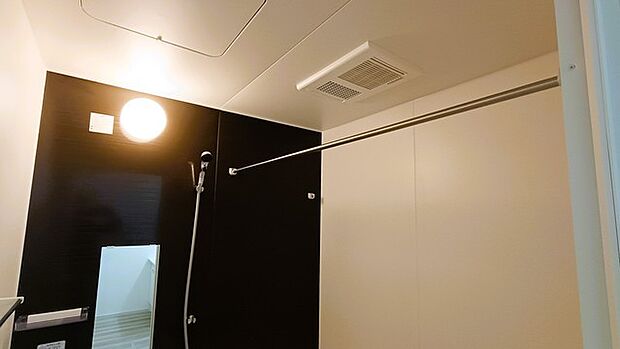 バスユニット1坪タイプ、浴室乾燥機、手すり付き。