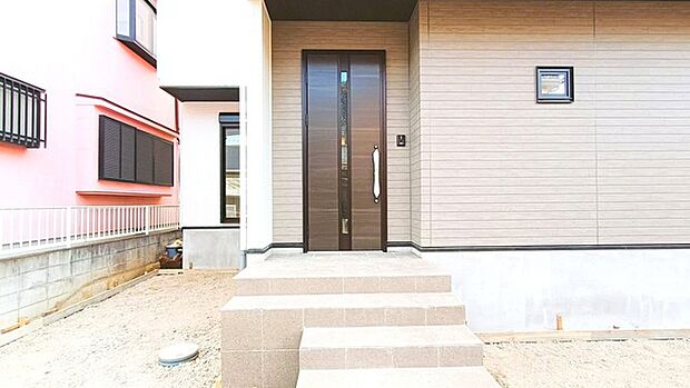 この扉を開けると、新築の木の匂いが待ってます。