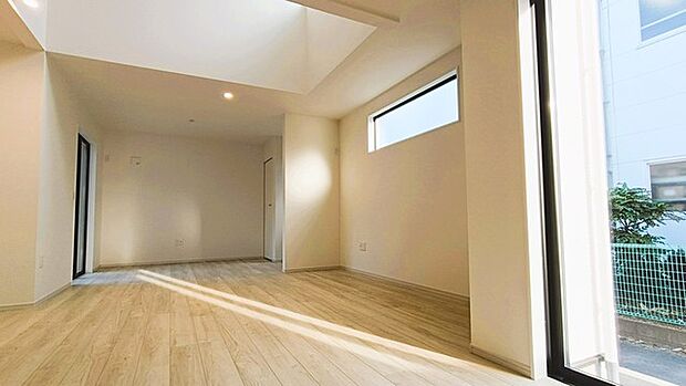 ご家族みんながゆったりくつろげる広々リビング。