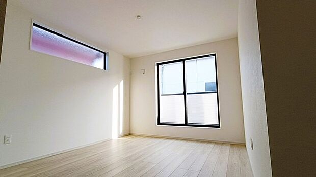 広々バルコニーから、たっぷり太陽の恵みが得られます。 