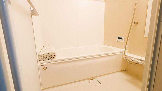 一日の疲れを癒す浴室は、広々1坪以上。 