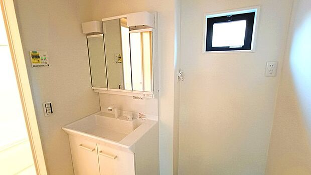 お出かけ前の身だしなみに一歩差がつく三面鏡。 