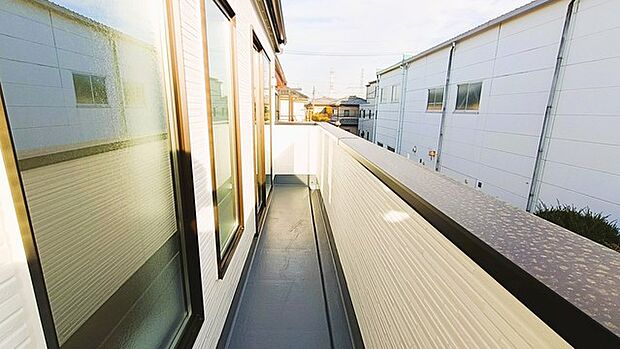 南側に面したワイドな幅のバルコニー、カラッと洗濯物が乾きそう。 