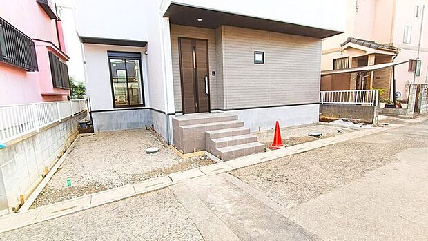 セカンドカーにも便利、駐車2台可の敷地。 