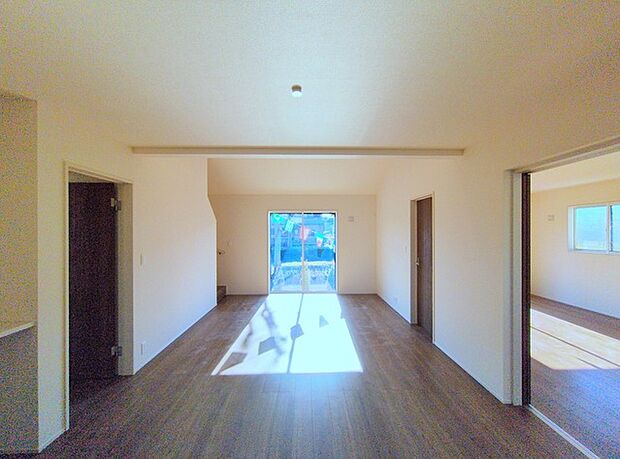 ご家族みんながゆったりくつろげる広々リビング。 