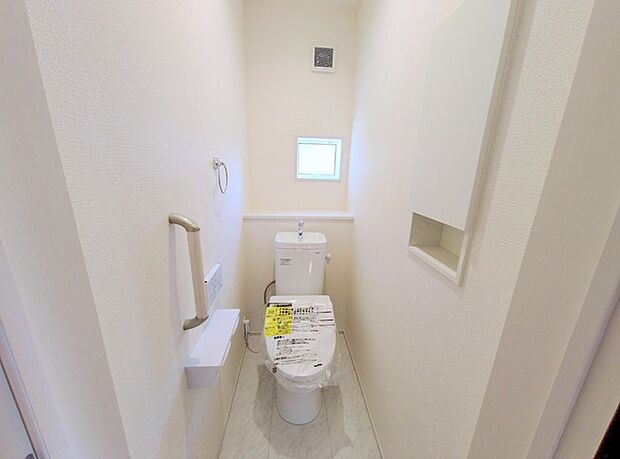 ウォシュレット機能付き。憩いの場としてひそかに注目度の高いお手洗いにもご注目ください。 