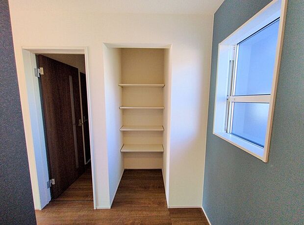 キッチンの脇に、この収納があるだけで、キッチン動線が変わりますね。 