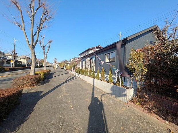 前面道路は歩道も整備され、小さなお子様にも安心です。 