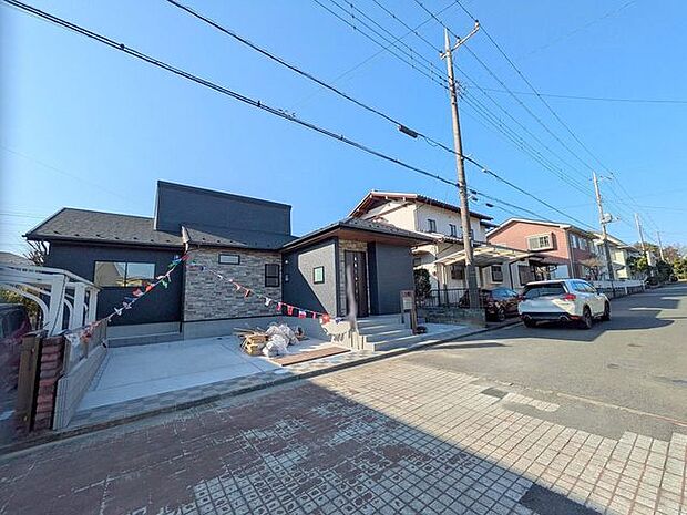 並列2台駐車可能な、ゆとりのカースペースがここに。  