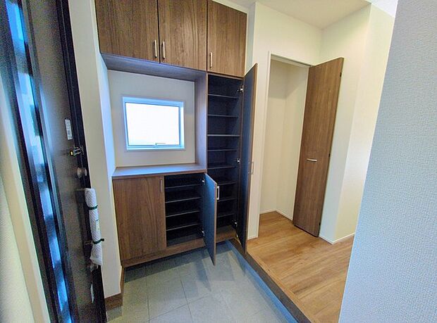 新築の玄関扉。きっと今のお家より重厚感が違います。 