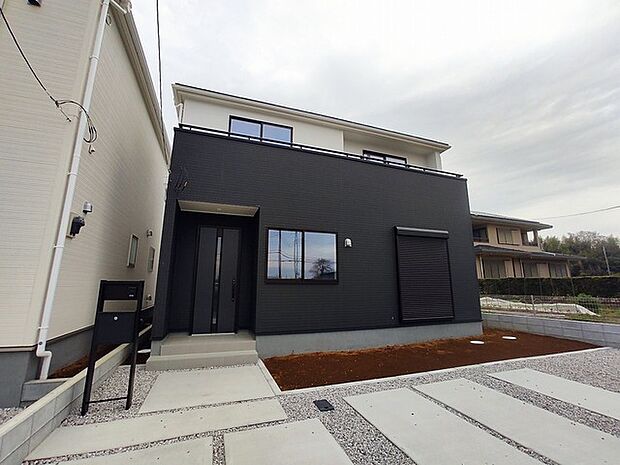 小さなお庭はメンテナンスが楽でちょうど良いかも知れませんね。 