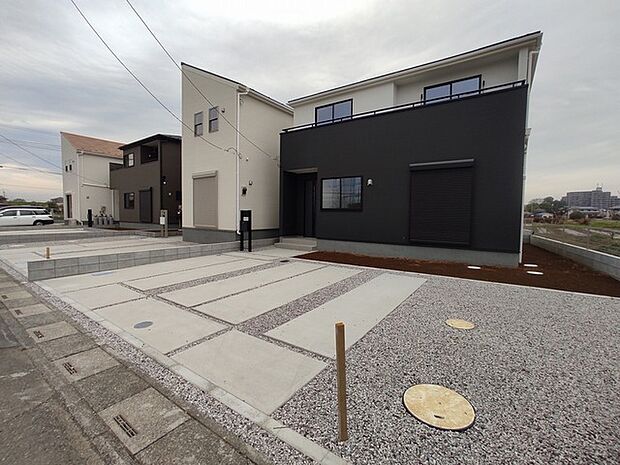 出し入れしやすい並列駐車場(3台可)が嬉しい住まい。