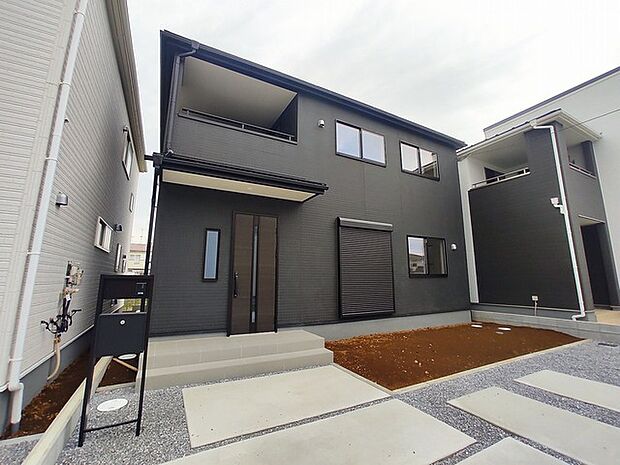 小さなお庭はメンテナンスが楽でちょうど良いかも知れませんね。 