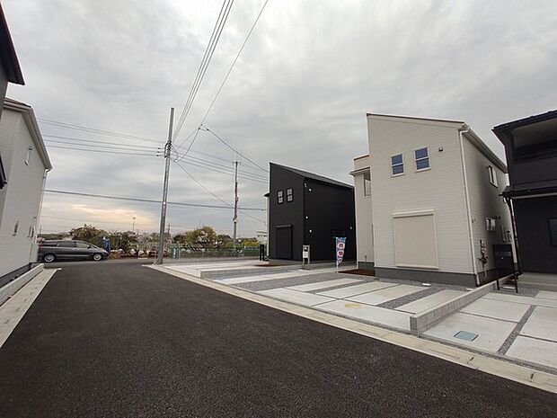 駐車が苦手な方にも嬉しい、前面6ｍ道路に面した住まい。 