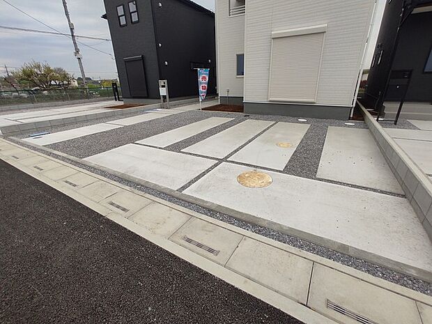 並列3台駐車可能な、ゆとりのカースペースがここに。 