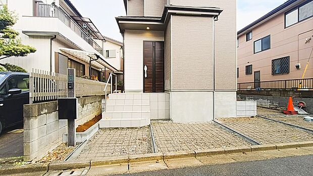 この扉を開けると、新築の木の匂いが待ってます。 