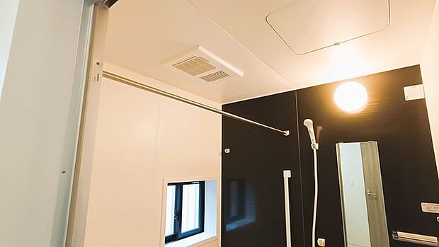 空気もこもらず、いつもクリーンな浴室乾燥機付。 