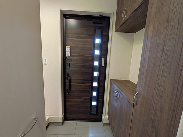 玄関を開けたらシューズボックス、使いやすい配置です。 