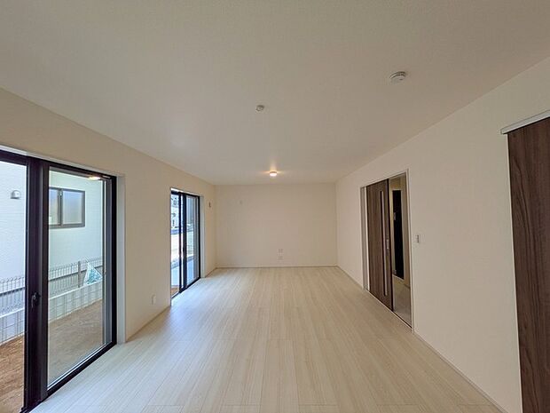 開放的なこの空間がお客様をお出迎えします。ＬＤＫは18帖。 