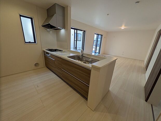 カウンターからはリビングが広く見渡せ、ご家族とのコミュニケーションも弾みます。 