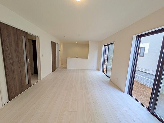 解放感あふれるリビングは、自然に光と風に恵まれます。 