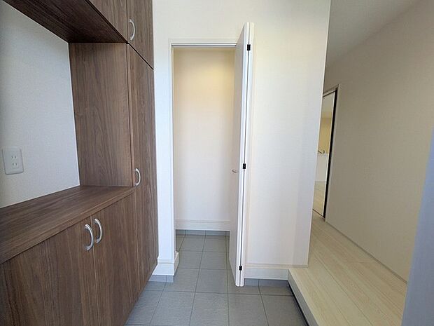 玄関横にシューズインクローク付き、雨具や三輪車を置いても余裕の広さ。 