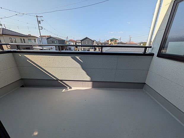 ゆとりの広さを確保したバルコニー。お布団を干すのも、この広さならラクラク。 