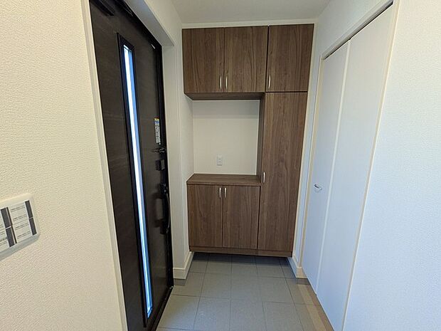 玄関を開けたらシューズボックス、使いやすい配置です。