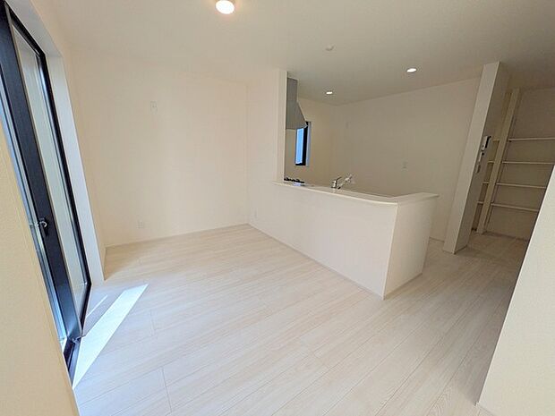 リビング空間とダイニング空間とか使い分けやすい間取り配置。対面式でキッチン立つ人の視界も良好です。