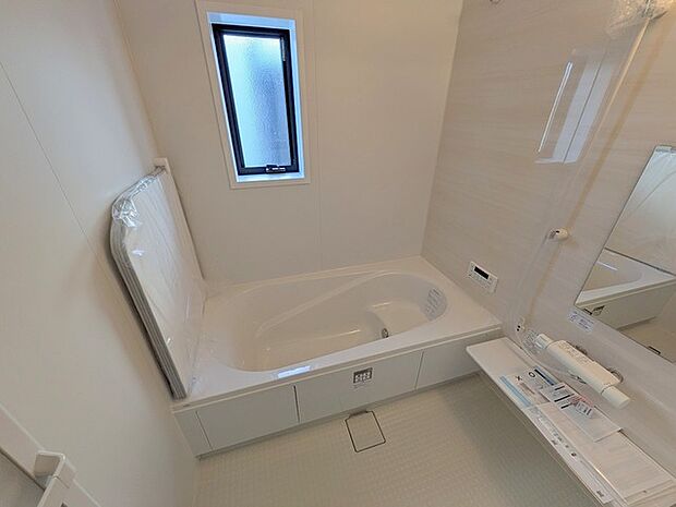 広々1坪タイプのゆったり浴室ユニットはベンチバス仕様で、小さなお子様やお年寄りにも安心。防カビ・抗菌素材なのもうれしい。